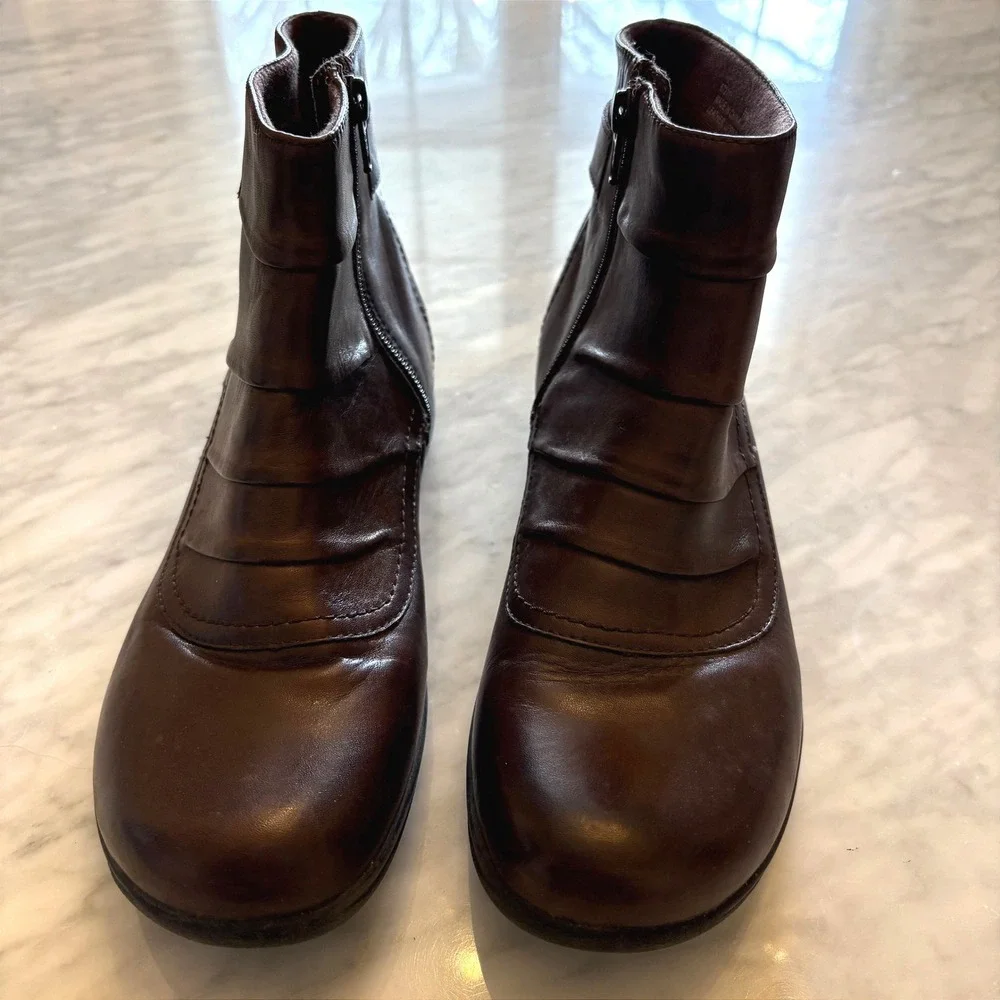 Clarks Brown Leather Ruched Ankle Boots Side Zip Buckle Comfort Womens‎ 9.5 M